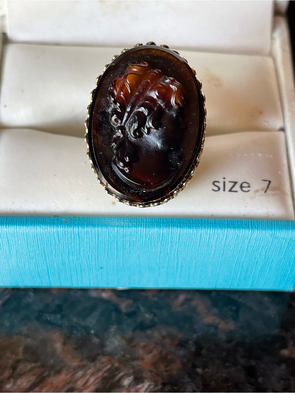 Vintage-Style Brown Cameo Oval Ring - Size 7